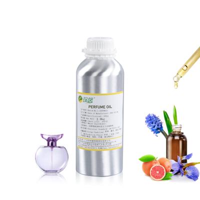 Perfumes diurnos com notas florais e ingredientes alcoólicos
