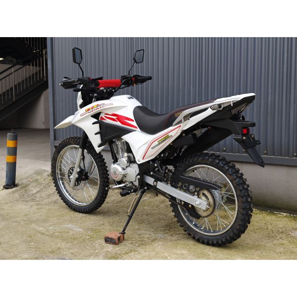 Motos todoterreno de 150cc de cuatro tiempos con freno de tambor trasero y amortiguadores invertidos