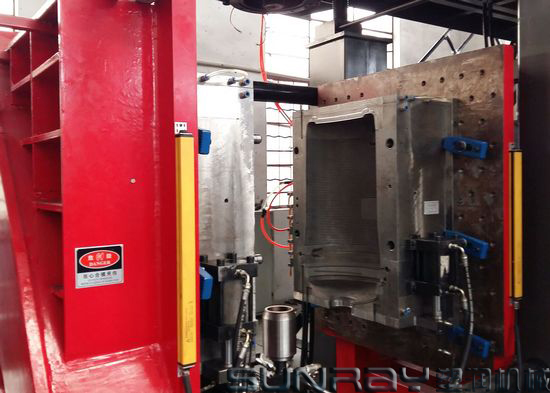 Heat Insulation HDPE Blow Moulding Machine For Plastic Round Ice Box SRB90