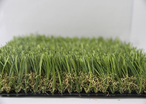 O jardim de infância atapeta ajardinar o metal pesado artificial da grama do jardim livre