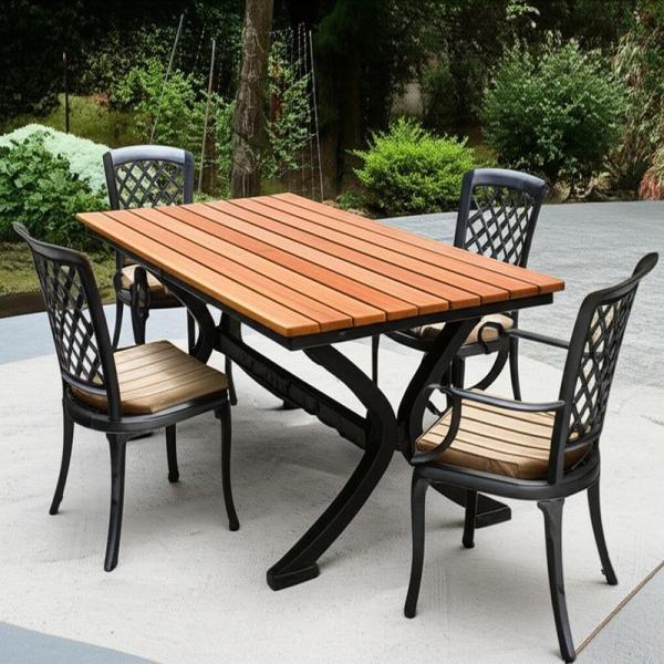 Créez un cadre extérieur rustique avec une table et des chaises en fonte, bois naturel et finition mate