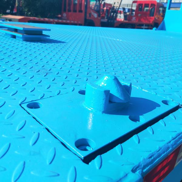 Camión de transporte de contenedores de plataforma Dongfeng de 20 pies con cerraduras giratorias