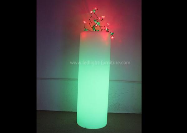 As decorações das colunas do casamento conduziram as colunas claras impermeáveis com parte superior do suporte da flor