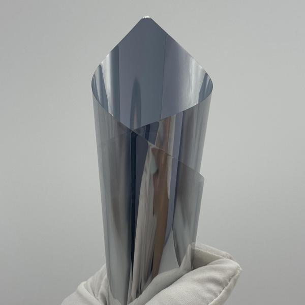 Película para ventanas solares de color plateado con 21,6% de VLT 85,6% de IRR y 67,7% de UVR para la eficiencia energética