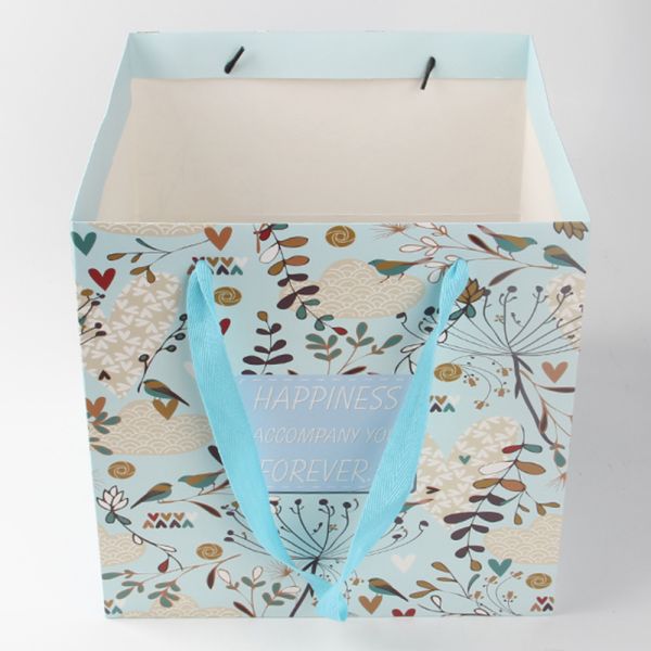 Hand Held Custom Printed Gift Bags Waterproof Fashionable For Shopping Mall