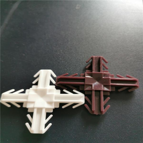 Y personalizado dá forma aos acessórios Georgian de alumínio da barra do conector plástico do canto