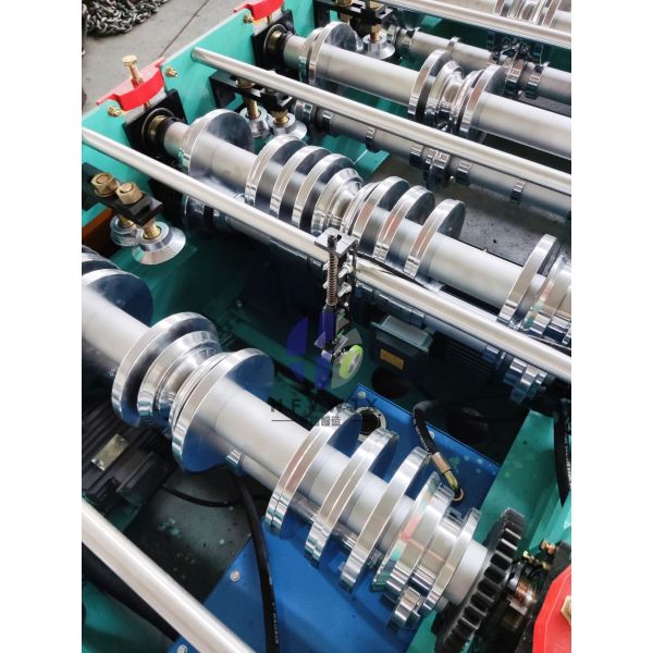 High Precision Automatic 820 Standing Seam Roll Former CNC Intelligent Operating System And 20 Sets
