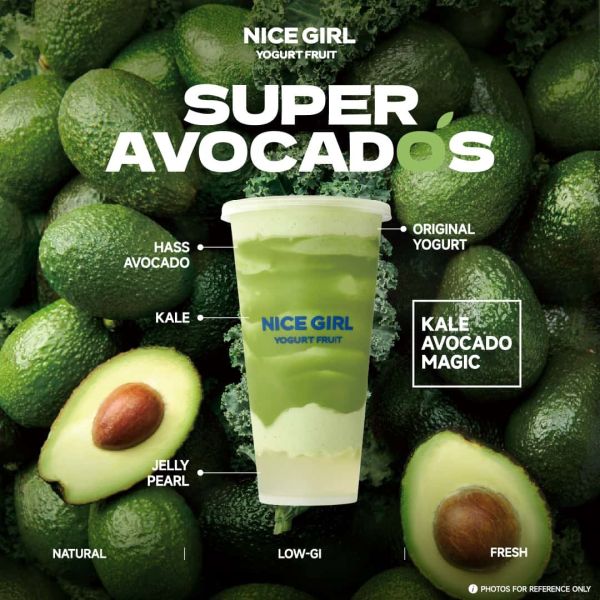 Batido de aguacate súper verde nutritivo y cremoso con hojas de kale para energía natural