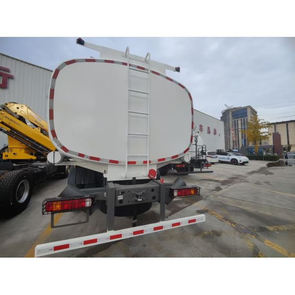 HOWO 6*4 340HP Weichai engine, 25CBM oil tank truck