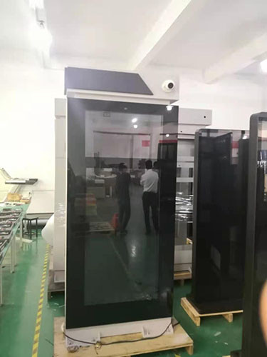 High Quality 55 Inch Outdoor Digital Ads Signage 2500nits Brightness With Camera On Top