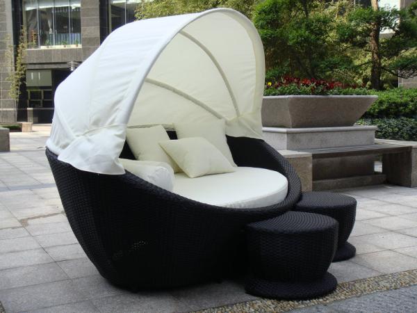 Luxury Comfortable Roofed Cane Daybed , Wicker Garden Oval Daybed