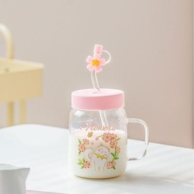 Charmantes mugs en verre, chat blanc, illustrations florales dans des thèmes rose et bleu