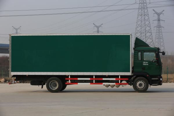 CNHTC 4*2 Wheel Drive Type Green Small Cargo Truck For Mail And Pacel Transportation