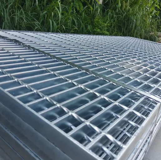 Heavy Duty Hot-Dip Galvanized Steel Grating Bar Grating with Customizable Size for Driveway Load-Bearing