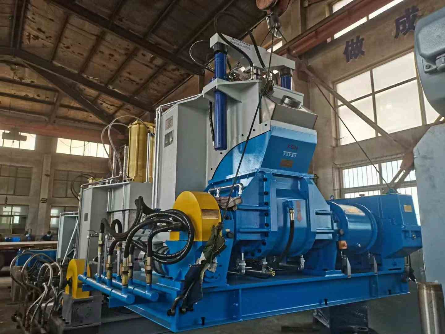 Машина тестомесилки 110 KW для резинового смешивая угла 45 градусов опрокидывая