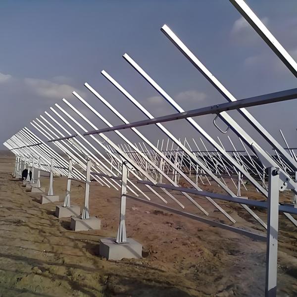 Soportes de montaje robustos para paneles solares para soluciones de montaje en tierra con conexión flexible para plantas solares a pequeña y gran escala