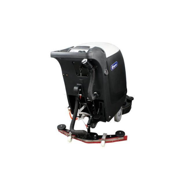 На открытом воздухе батарея машины чистки пола работали/уборщик скруббера паркета