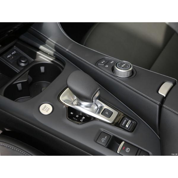 215 Km/H Top Speed Sedan Qx50 2.0t 2WD Fashion Gasoline Car with Advanced Technology