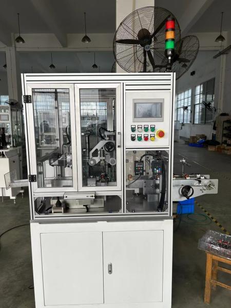 Deux coupeurs, un porte-fenêtre, un commutateur, une machine à tourner, trois servomoteurs.