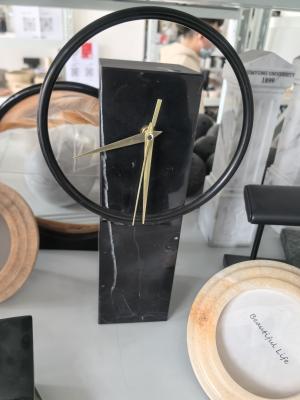 Ornamento de mármol negro con superficie lisa