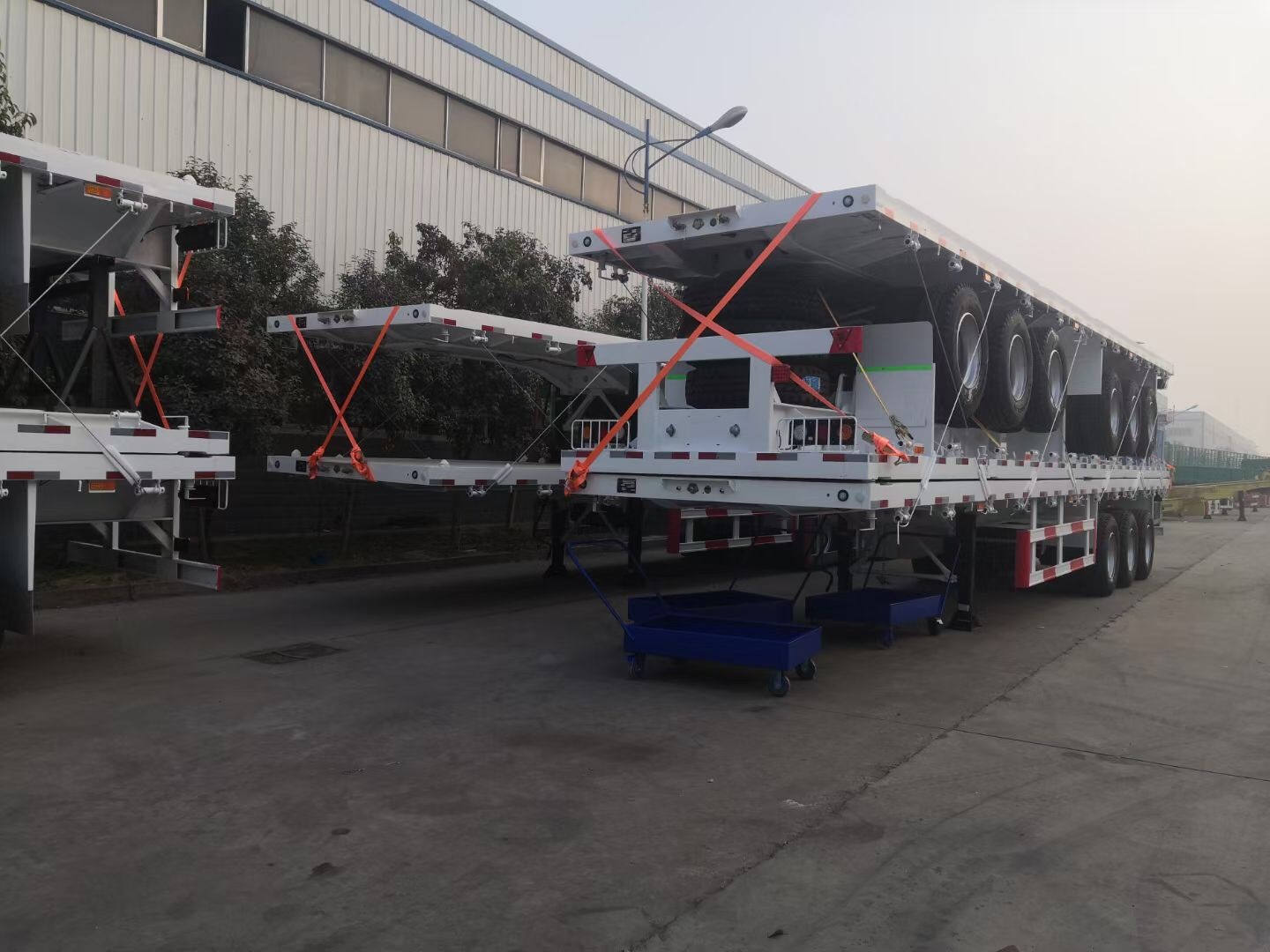 12R225 Tyre Flat Bed Semi Trailer 3 Axles Strong Frame Trailer Perfect for Transporting Oversized Equipment and Materials