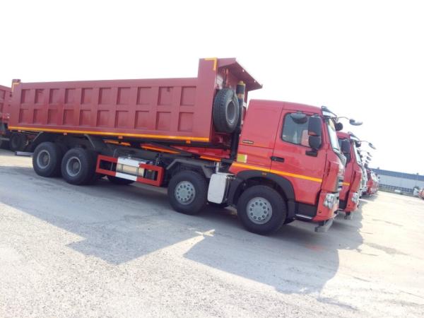 Ventral Lifting Sinotruk 8x4 Heavy Duty Dump Truck 300L With Locking Fuel Cap
