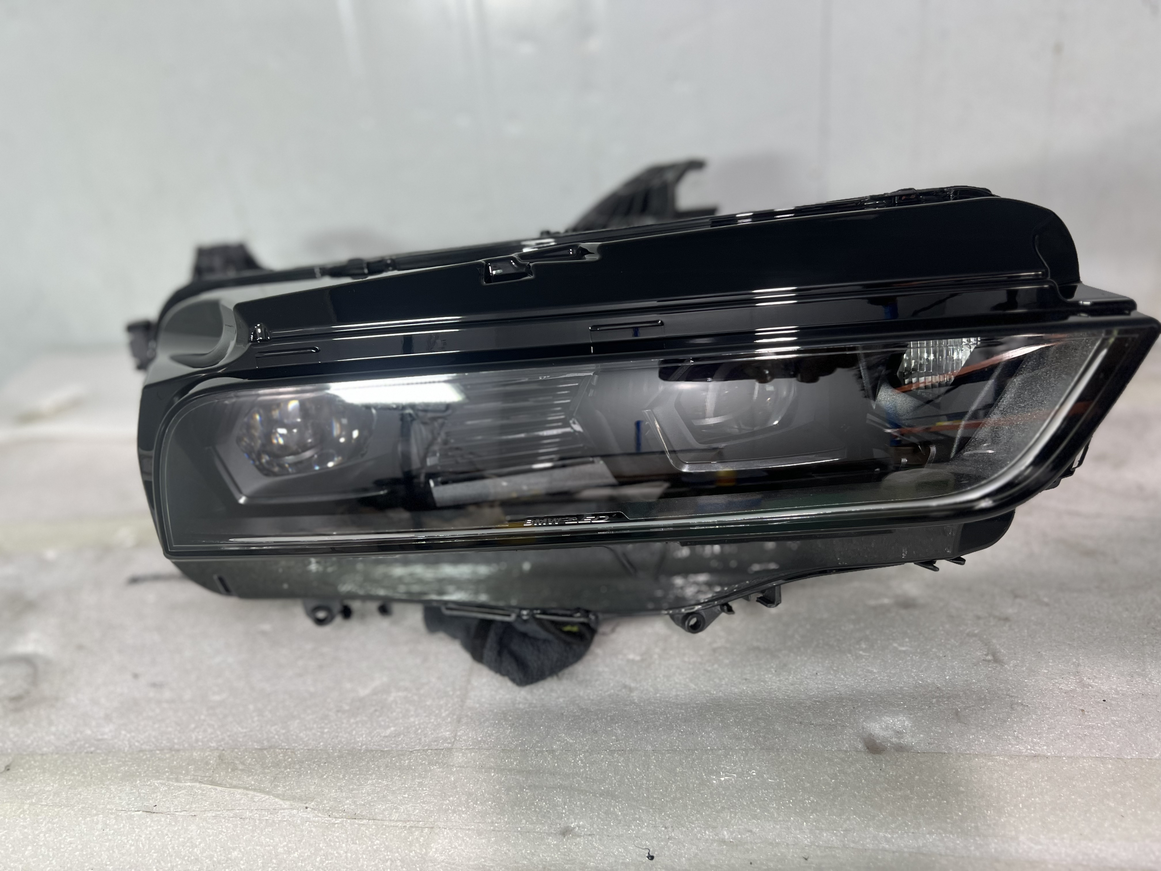2023- 2025 X7 G07 Right Headlight Part Number: 5A5F588-01