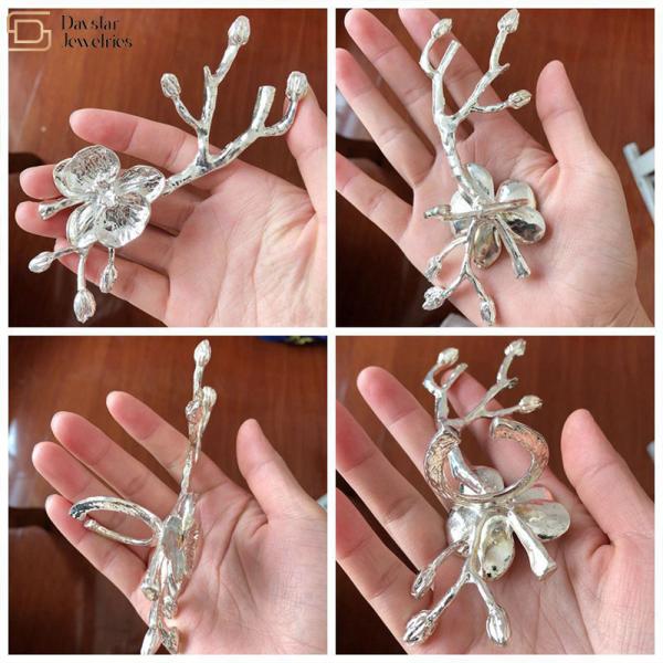 Кольца салфетки цветка цветения сливы металла для оформления обеденного стола