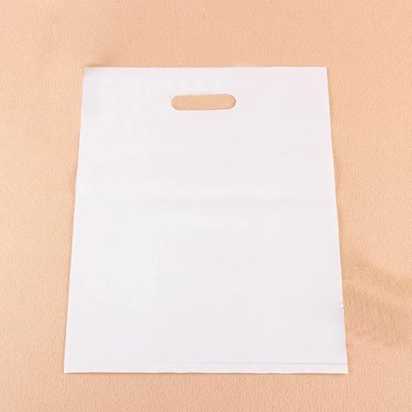 In September, plastic handbags for clothing, plain-colored gift shopping bags without labels, are recyclable