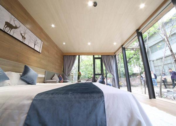 A casa frente e verso da casa pré-fabricada cinzenta do Taupe com casa pré-fabricada moderna dirige apropriado para o recurso