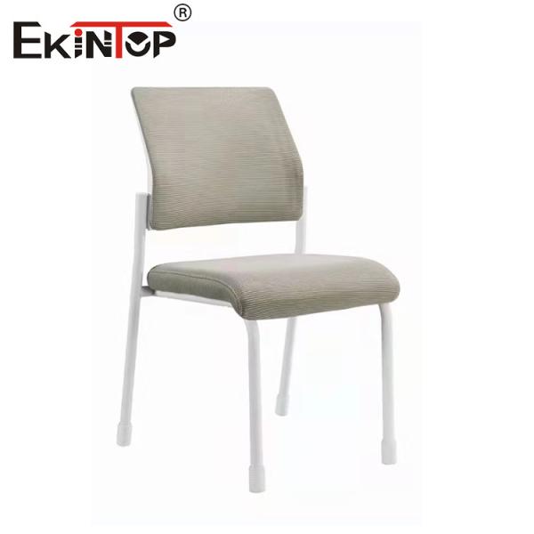 Учебный стул из сетевого материала с металлической рамкой