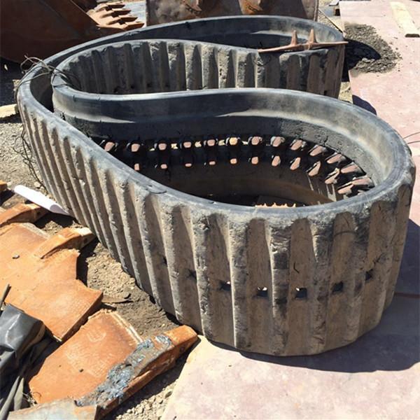 A borracha de borracha e de aço do descarregador segue 650×125×80 para a máquina escavadora Hitachi CG70