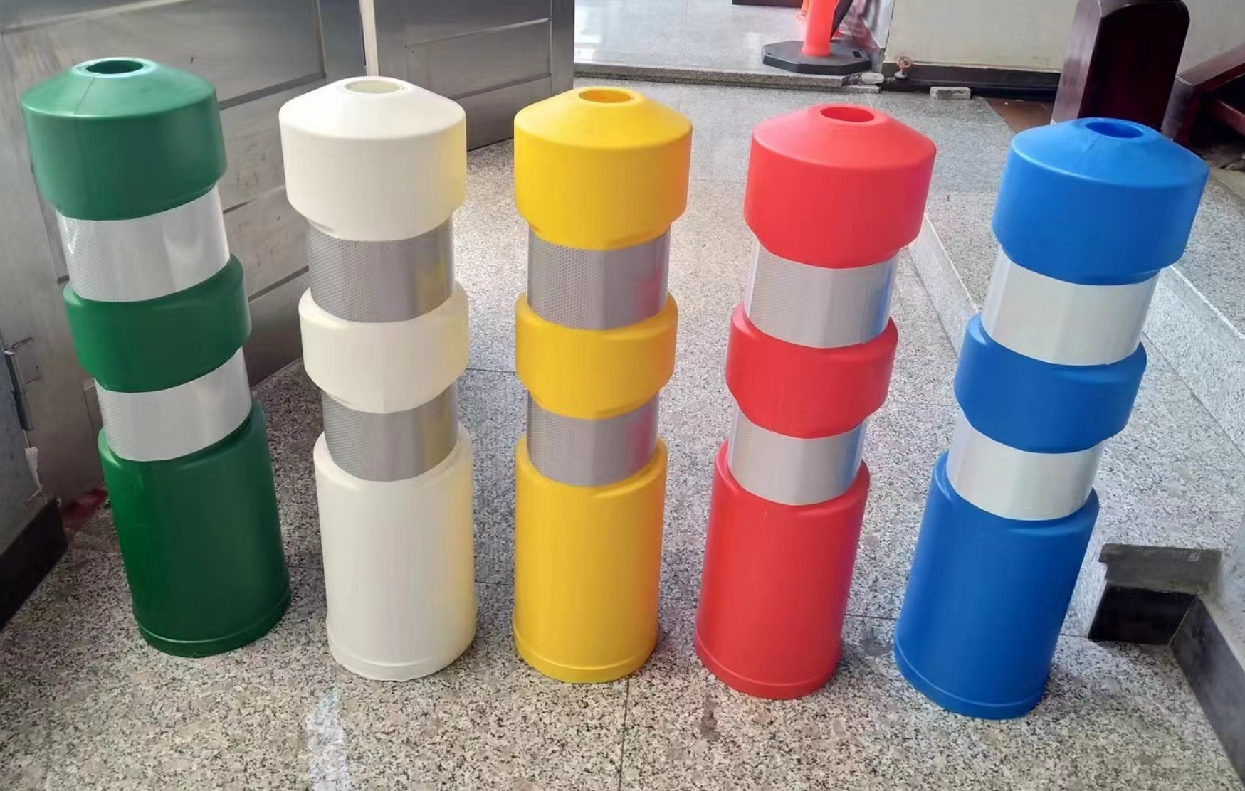 830mm ANTI-UV Flexible PE Delineator Post Traffic Warning Spring Post for Road Safety