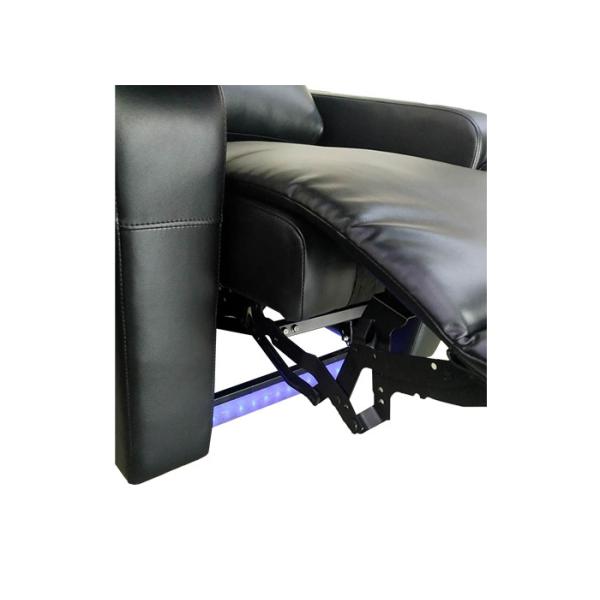 Возлежа черные кожаные места домашнего кинотеатра с откидным столиком