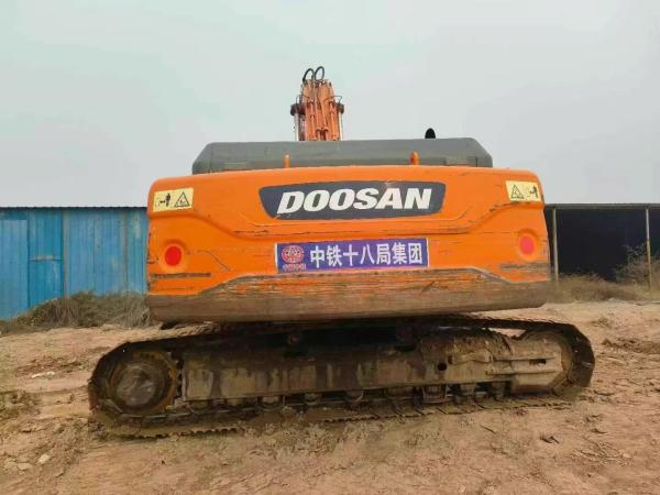 Une excavatrice Doosan 300 d'occasion en forme pour les travaux lourds.