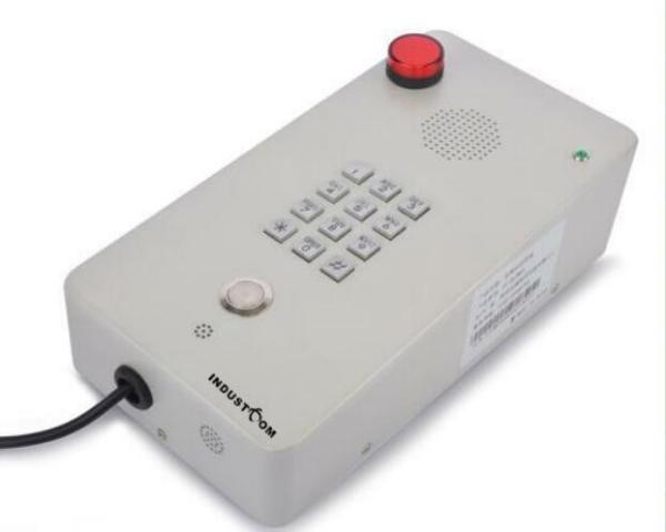 O vândalo fixado na parede do telefone público impermeabiliza o intercomunicador usado exterior interno da emergência