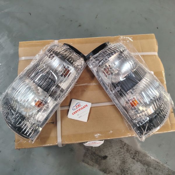 Waterproof Durable OEM Fit Truck Corner Light Assembly Turn Signal Side Marker Lamp for Isuzu Nissan Heavy Duty Truck