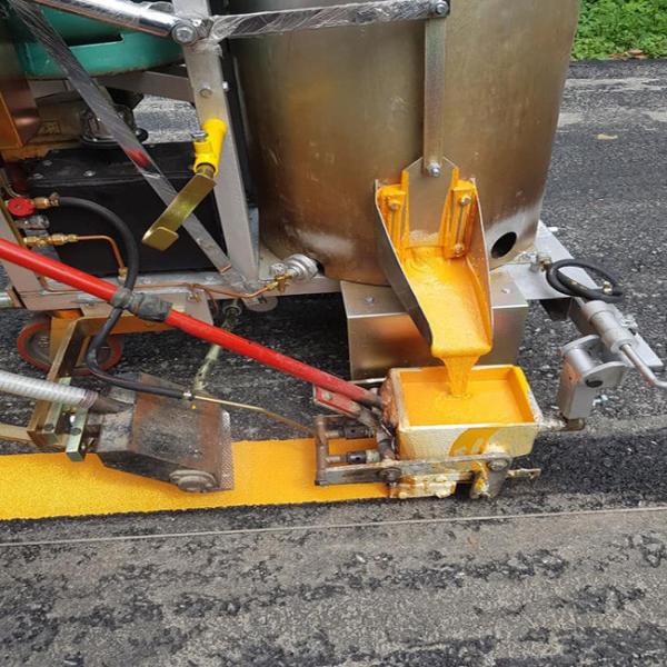 Peinture thermoplastique de marquage routier pour des lignes claires et durables