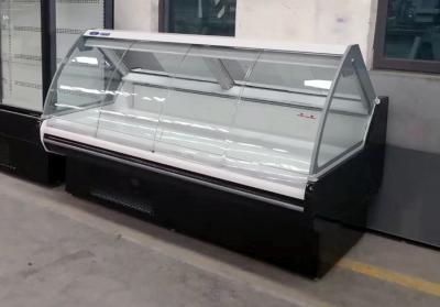 Saque refrigerado supermercado fino da carne sobre o refrigerador do contador da exposição para o restaurante