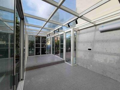 Sala de sol de vidro moderno e resistente Instalação fácil para projetos de construção