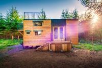 Casa minúscula do alpinista com plataforma do telhado o melhor airbnb minúsculo das casas no sistema de quadro de aço do calibre leve