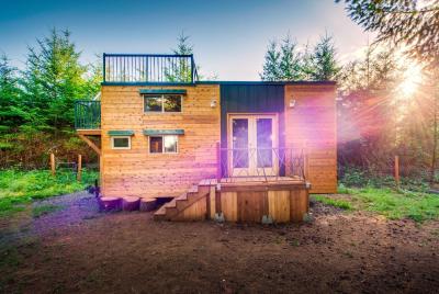 Casa minúscula do alpinista com plataforma do telhado o melhor airbnb minúsculo das casas no sistema de quadro de aço do calibre leve