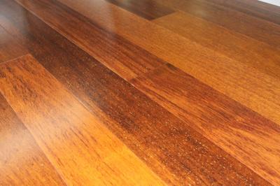 Le merbau de l'Indonésie a machiné le plancher en bois, couleur naturelle avec le finissage plat