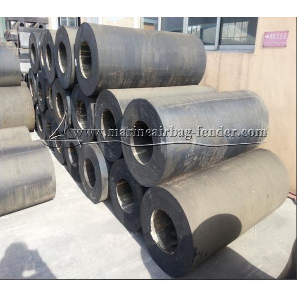 Cylindrical Marine Rubber Fender Bolted Installation For Offshore