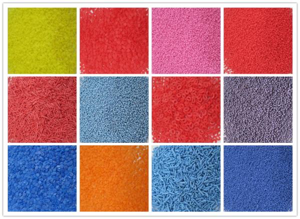 o detergente salpica profundo - o vermelho salpica salpicos coloridos do sulfato de sódio dos salpicos para o pó detergente