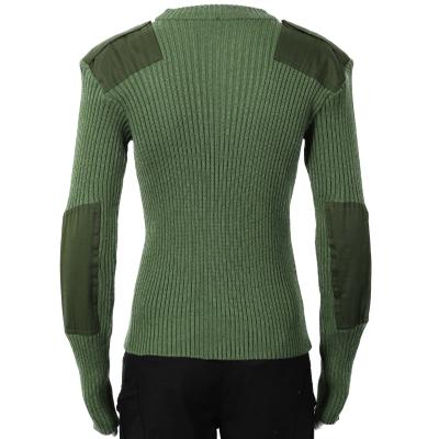 TRAÇÃO DA CAMISETA DO COMANDO SOBRE O PESCOÇO DE GRUPO DA POLIA