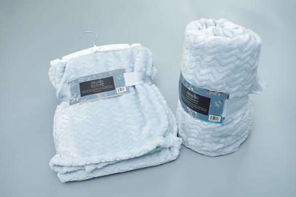 Plain 100% Polyester Flannel Throw Blanket With Embossing For Office / Travel
