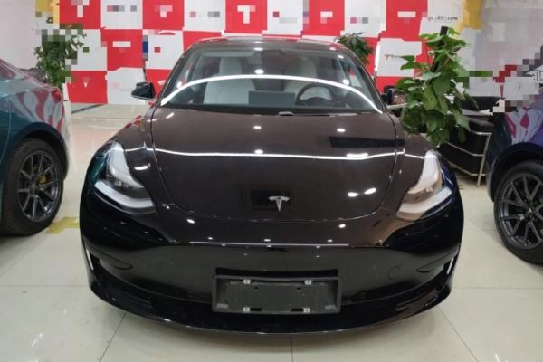 A cidade chinesa usa em segundo os carros elétricos de alta velocidade das rodas da mão 4 usados