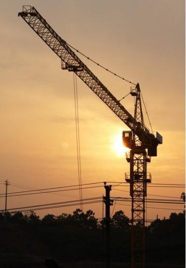 Guindaste de torre pesado 120m da construção do elevador da segurança que levantam