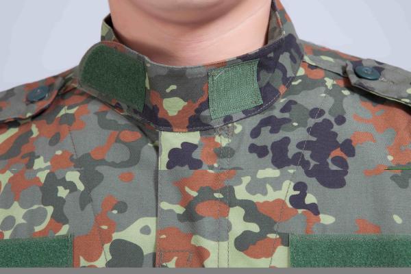 O uniforme militar do americano mesmos como a faixa Malásia uniforme do exército alemão